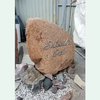 Валун с надписью из металла